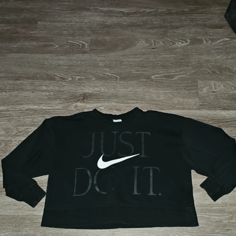 NIKE Womens Sz Small Crewneck Sweatshirt. Black & White!!